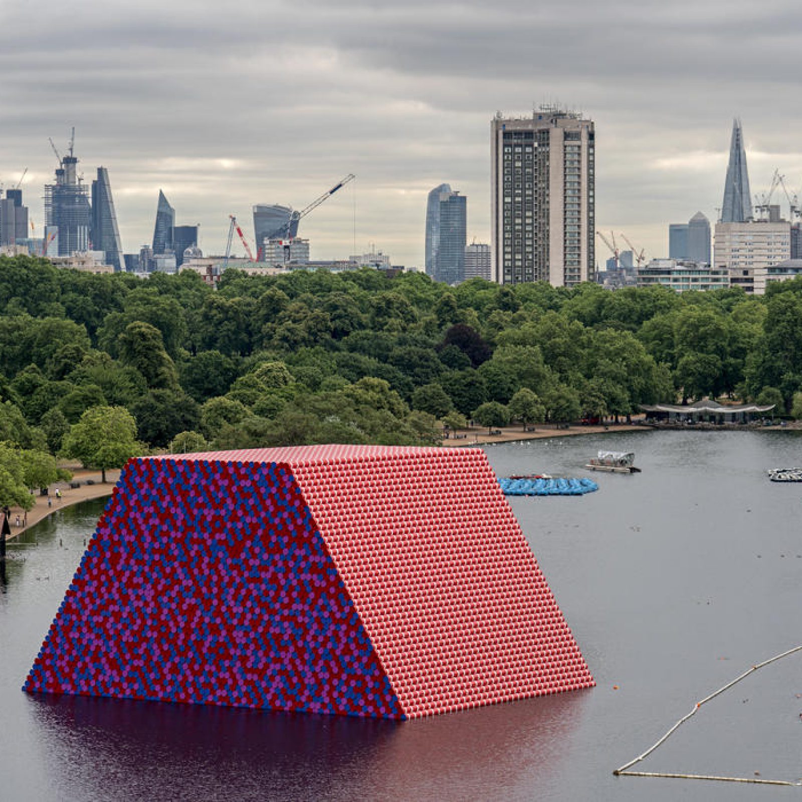 Christo y Jeanne-Claude, The London Mastaba, Lago Serpentine, Hyde Park, Londres, 2018. Foto: Wolfgang Volz © 2018 Christo