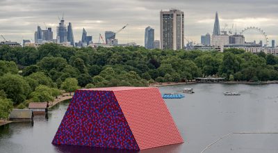 Christo y Jeanne-Claude, The London Mastaba, Lago Serpentine, Hyde Park, Londres, 2018. Foto: Wolfgang Volz © 2018 Christo