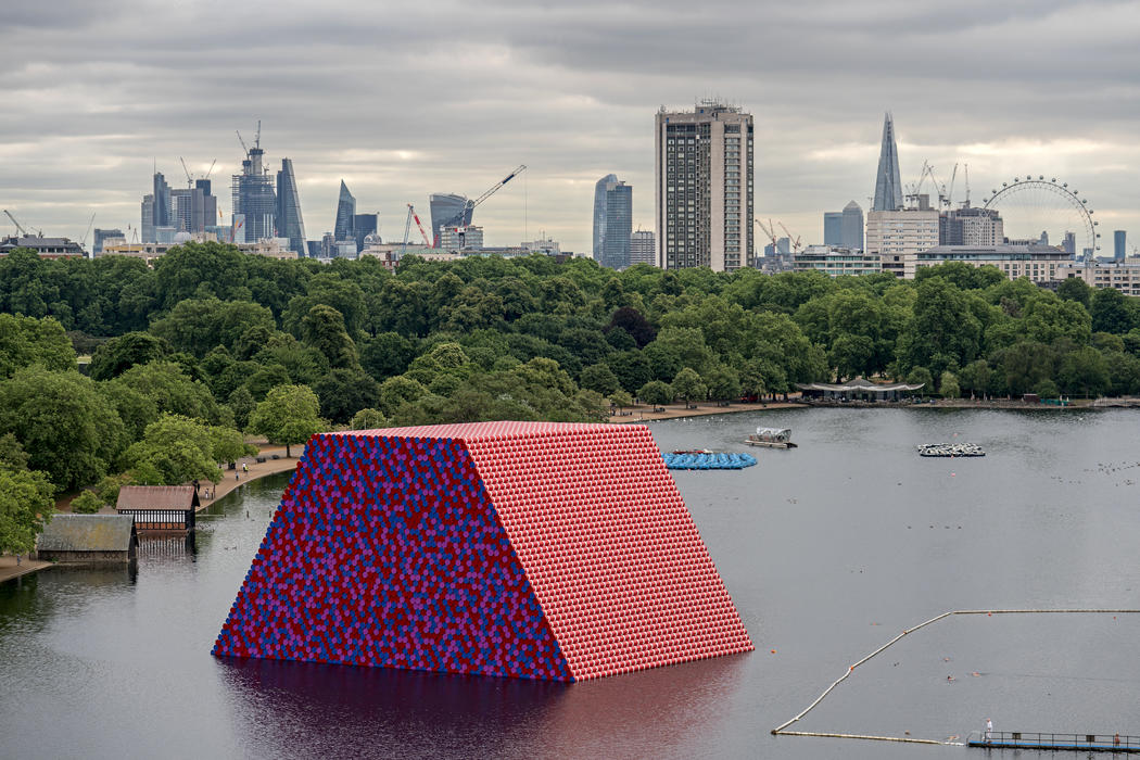 Christo y Jeanne-Claude, The London Mastaba, Lago Serpentine, Hyde Park, Londres, 2018. Foto: Wolfgang Volz © 2018 Christo
