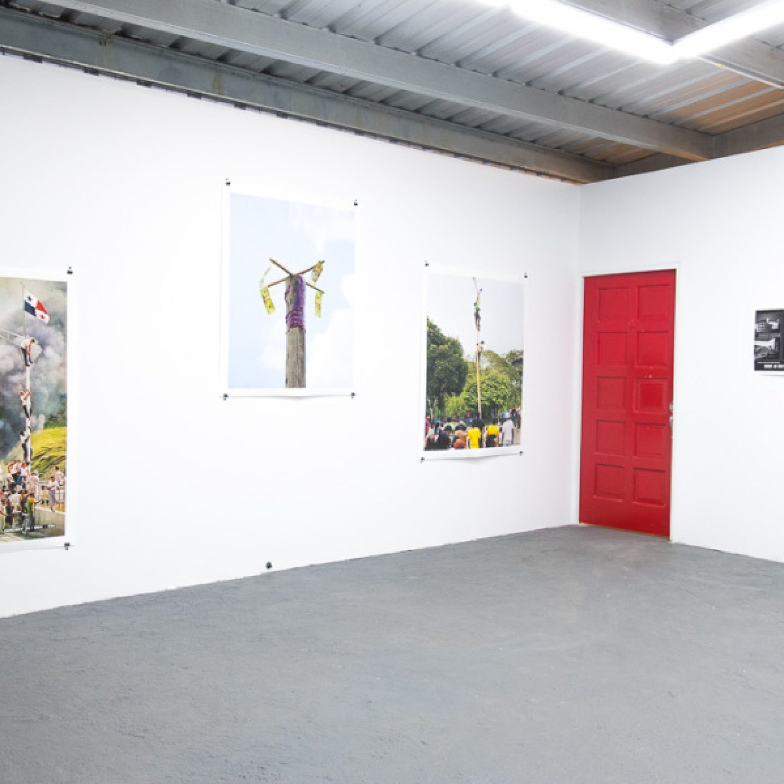 Vista de la exposición "Palo Encebao'", de José Castrellón, en Km 0.2, San Juan de Puerto Rico, 2018. Cortesía de la galería