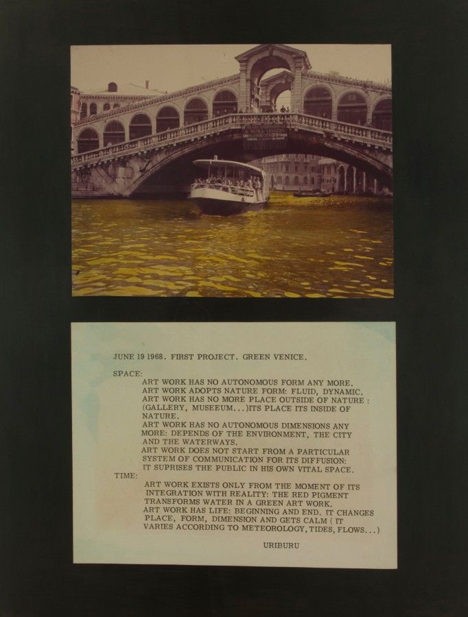 Nicolás García Uriburu, Coloración en Venecia, 1968, fotografía a color, 82 x 50 cm. Colección Museo Nacional de Bellas Artes. Donación Nicolás García Uriburu, 1974