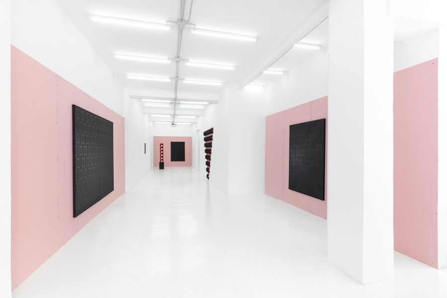 Vista de la exposición "El Ladrillo", de Patrick Hamilton, en Galería CasadoSantapau, Madrid, 2018. Cortesía de la galería
