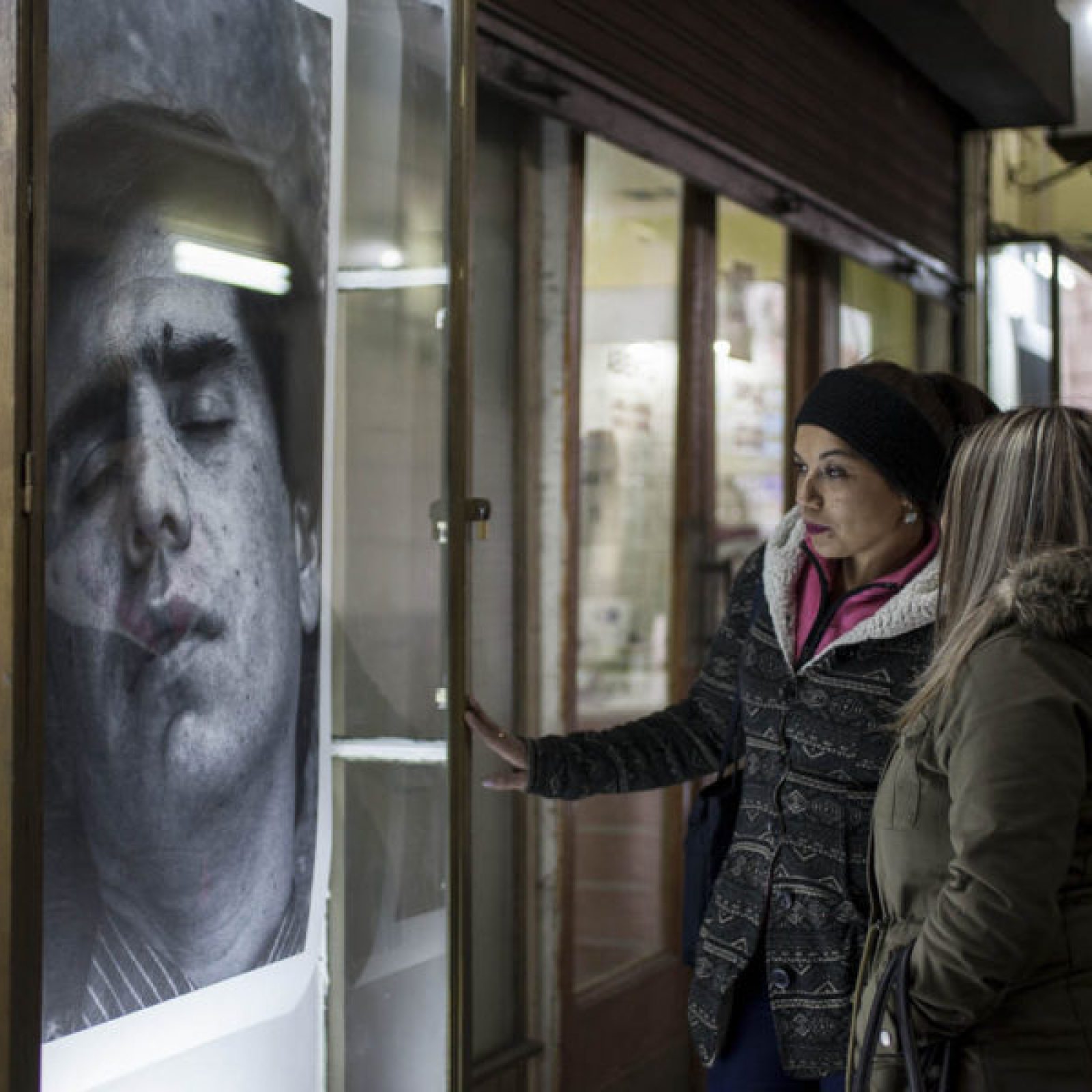 Intervención de Paz Errázuriz en vitrina comercial del centro de Santiago de Chile (2018), como parte de la curaduría "Contextos y Pretextos", de Mariairis Flores, para Galería Temporal. Foto: Marcela Henríquez