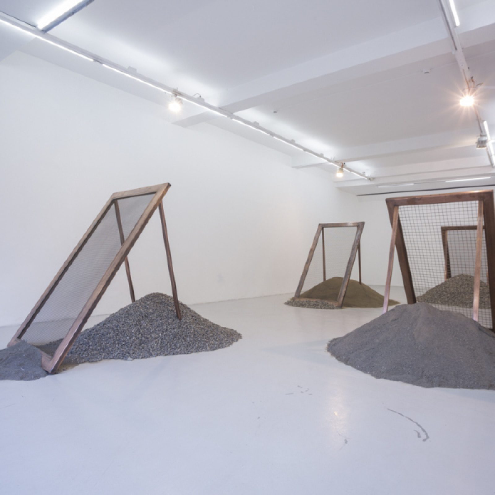Vista de la exposición "Harnero", de Julen Birke, en la Galería Gabriela Mistral (GGM), Santiago de Chile, 2018. Foto cortesía: GGM