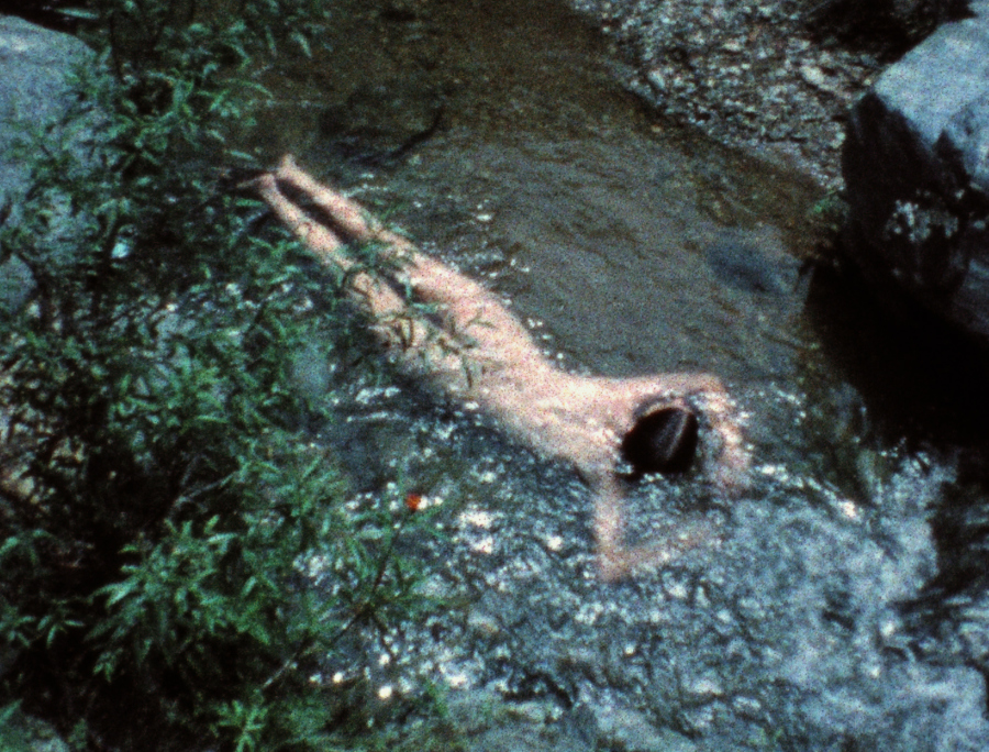 Ana Mendieta, Creek, 1974, still de film Super 8 film, color, silente. Cortesía: Ana Mendieta State 