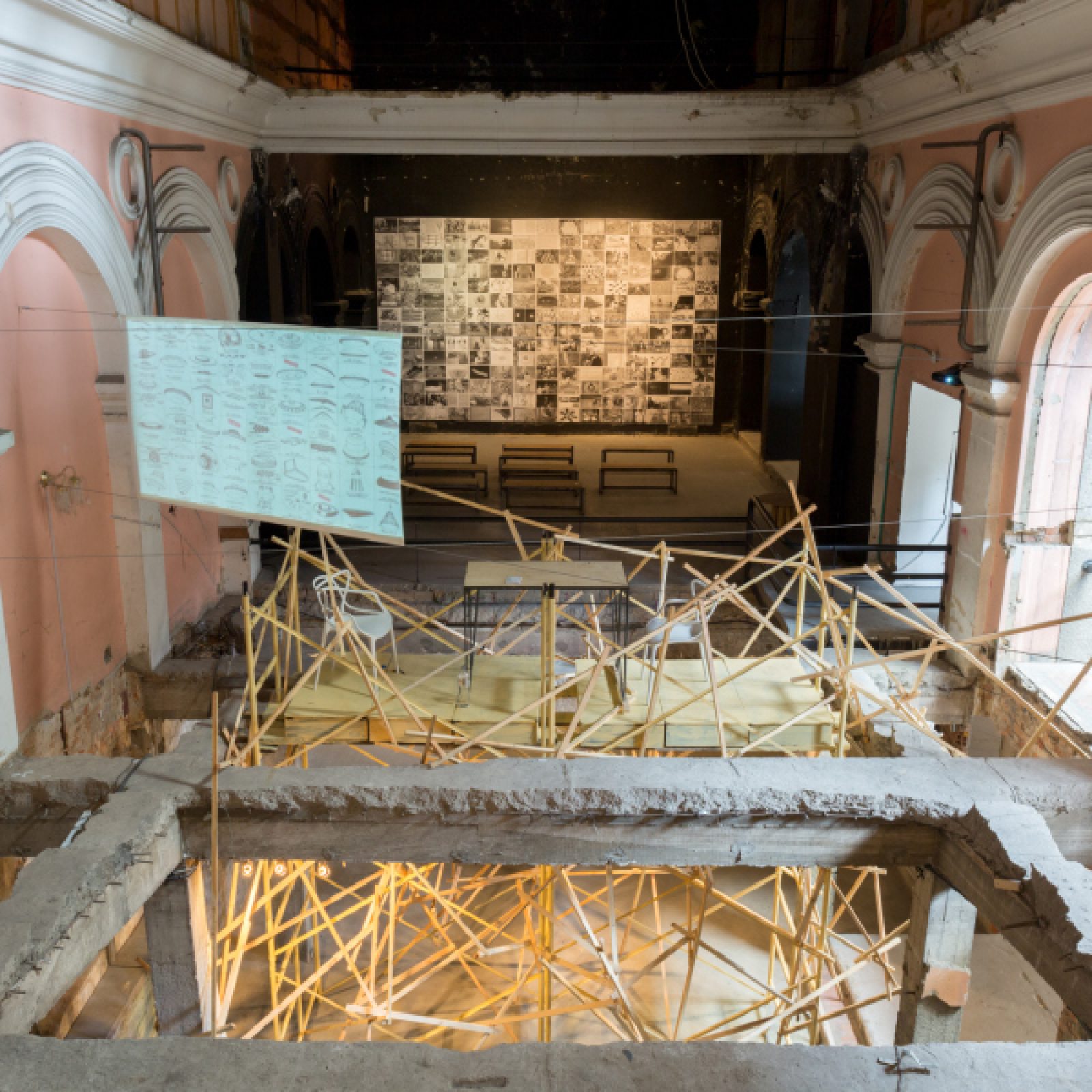Vista de la exposición "Tipología del espejo", de Erick Beltrán y Bernardo Ortiz, en Espacio Odeón, Bogotá, 2018. Foto cortesía de Espacio Odeón