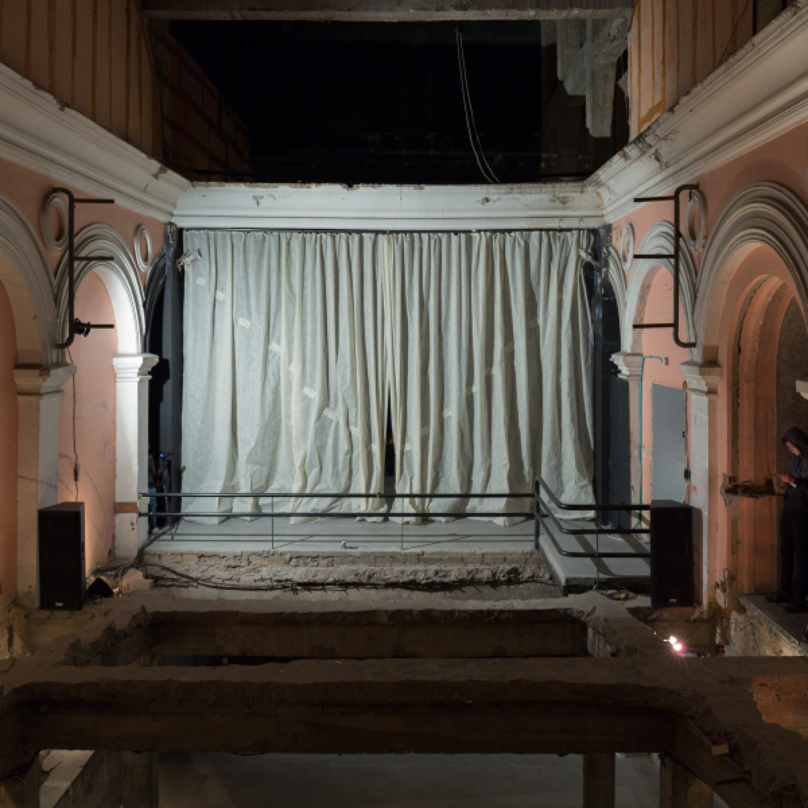 Vista de "Cuatro Actos", un proyecto multimedia de Tania Candiani, en Espacio Odeón, Bogotá, 2018. Foto cortesía de la artista