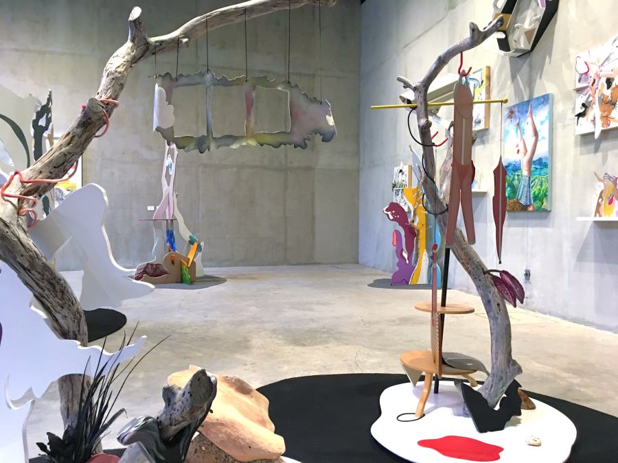 Vista de la exposición "Erika Harrsch: el sueño del gran árbol y los objetos improbables!, en GE Galería, Ciudad de México, 2018. Cortesía: Erika Harrsch/ GE Galería