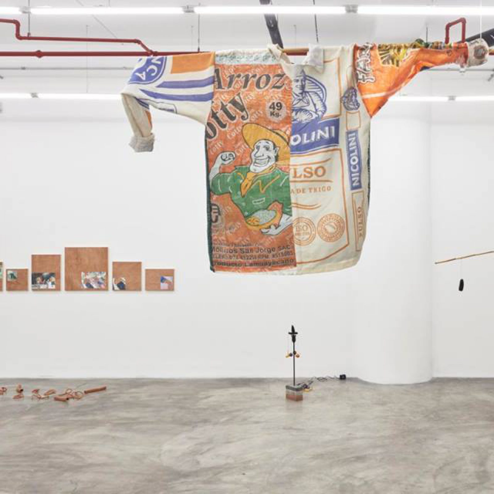 Vista de la exposición "Allá en el caserío, acá en el matorral", de Arturo Kameya y Claudia Martínez Garay, en Ginsberg Galería, Lima, 2018. Foto: Juan Pablo Murrugarra