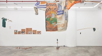Vista de la exposición "Allá en el caserío, acá en el matorral", de Arturo Kameya y Claudia Martínez Garay, en Ginsberg Galería, Lima, 2018. Foto: Juan Pablo Murrugarra
