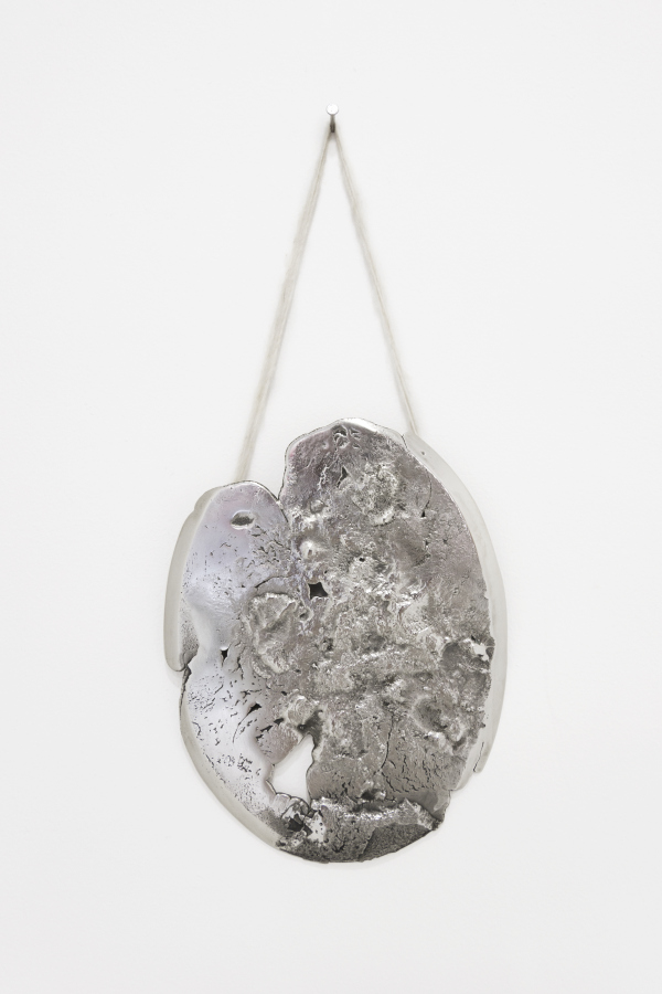 Andrés Bedoya, Sin título (espejo), 2016, plata, fibra de alpaca, 6,5 cm x 35,5 cm. Cortesía: Situations, Nueva York