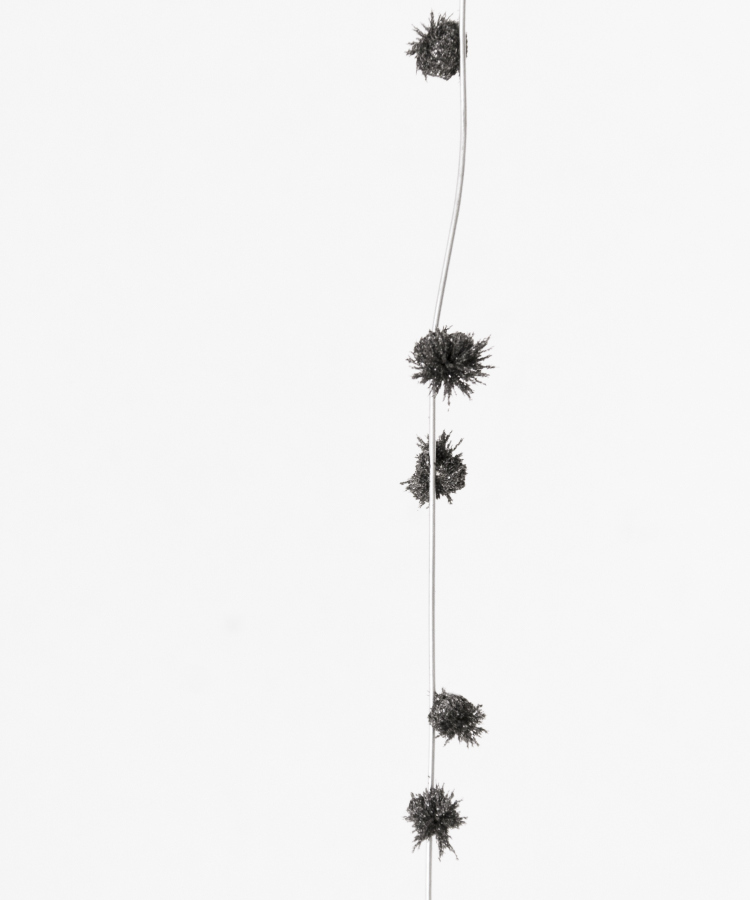 Andrés Bedoya, Pa, 2018, alambre, imanes, polvo de acero, 37 cm. Cortesía: Situations, Nueva York