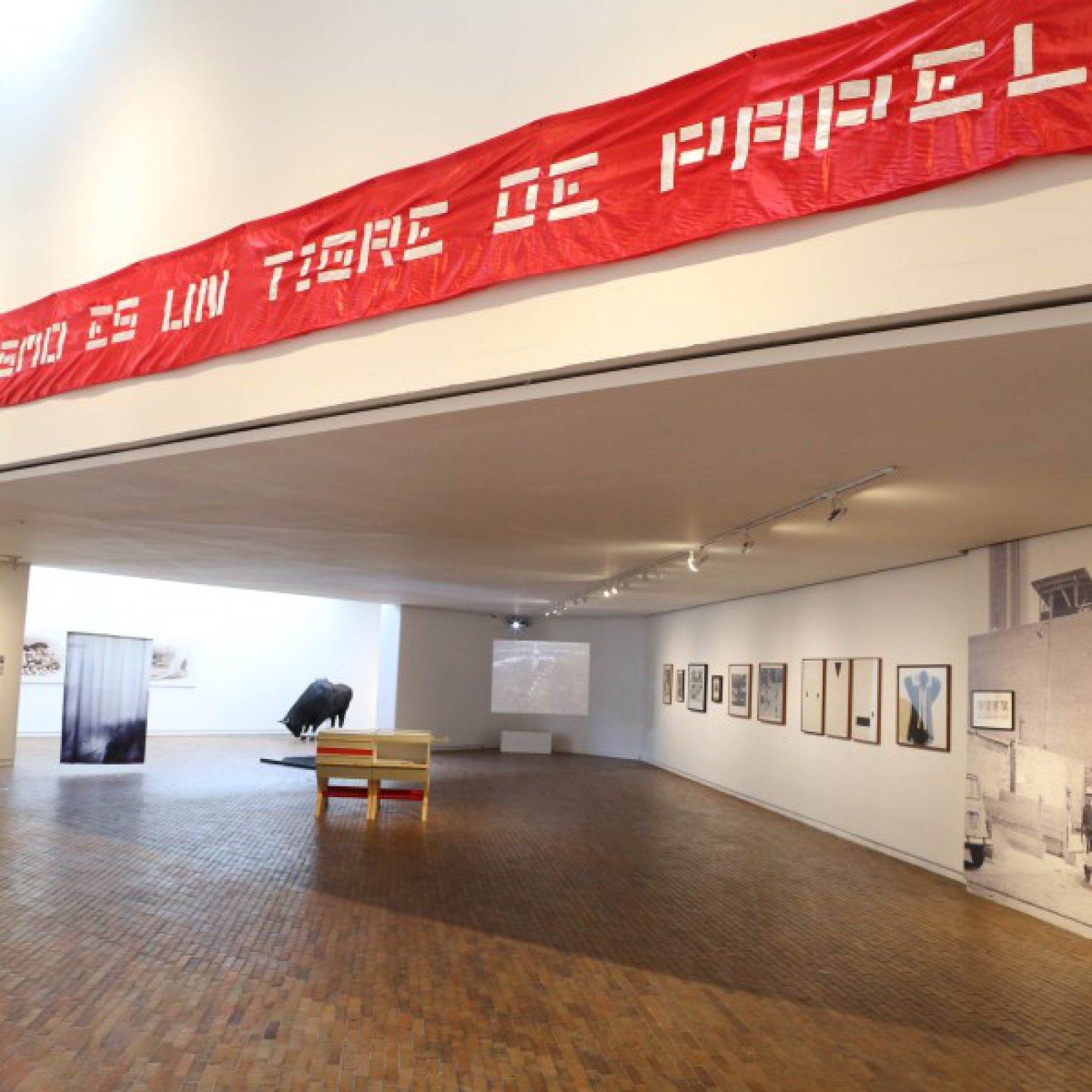 Vista de la exposición "El arte de la desobediencia", Museo de Arte Moderno de Bogotá (MAMBO), 2018. Cortesía: MAMBO