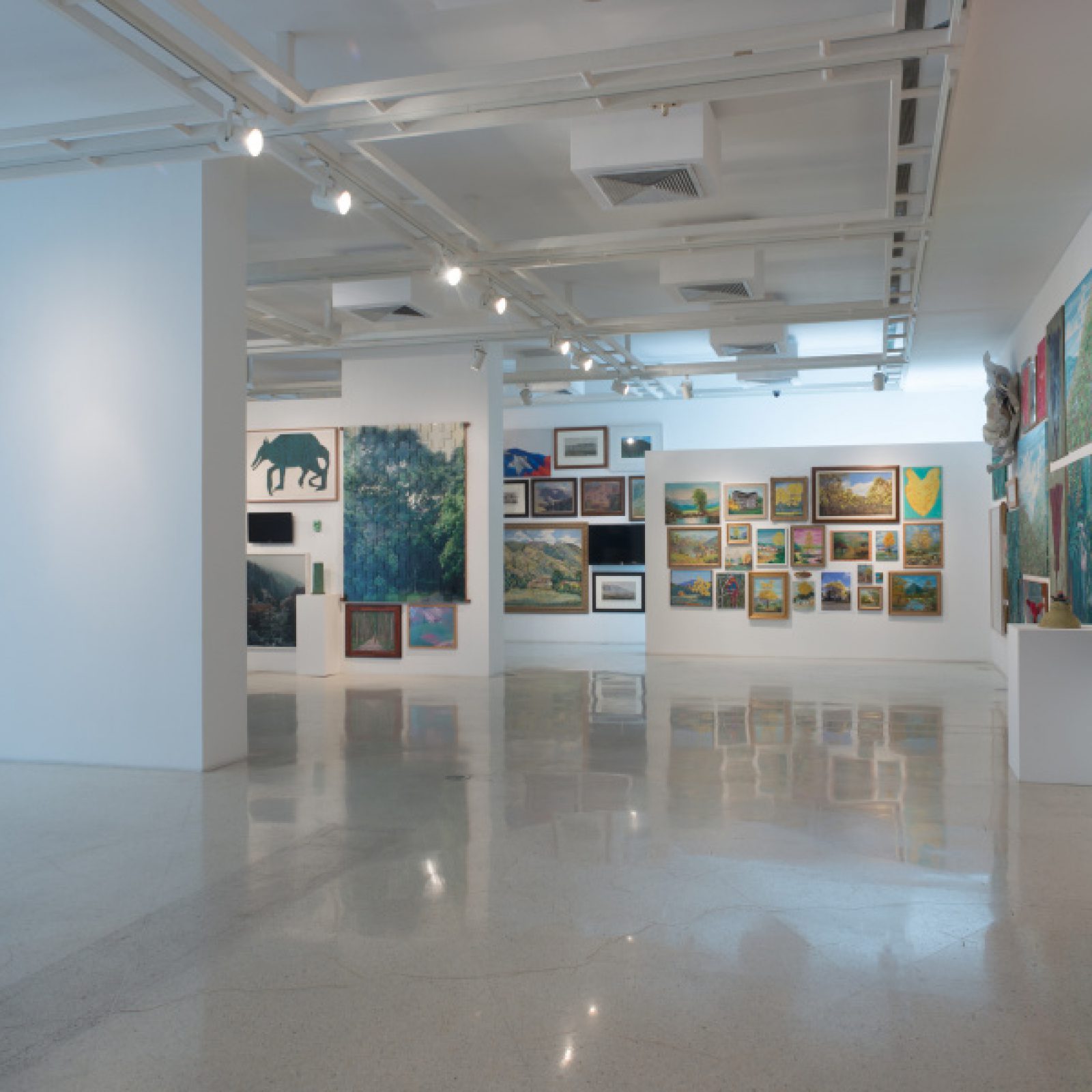 Vista de la exposición "Jardín vertical y otros infiltrados", de Luis Molina-Pantin, en Espacio Mercantil, Caracas, 2018. Foto: Walter Otero. Cortesía: Espacio Mercantil
