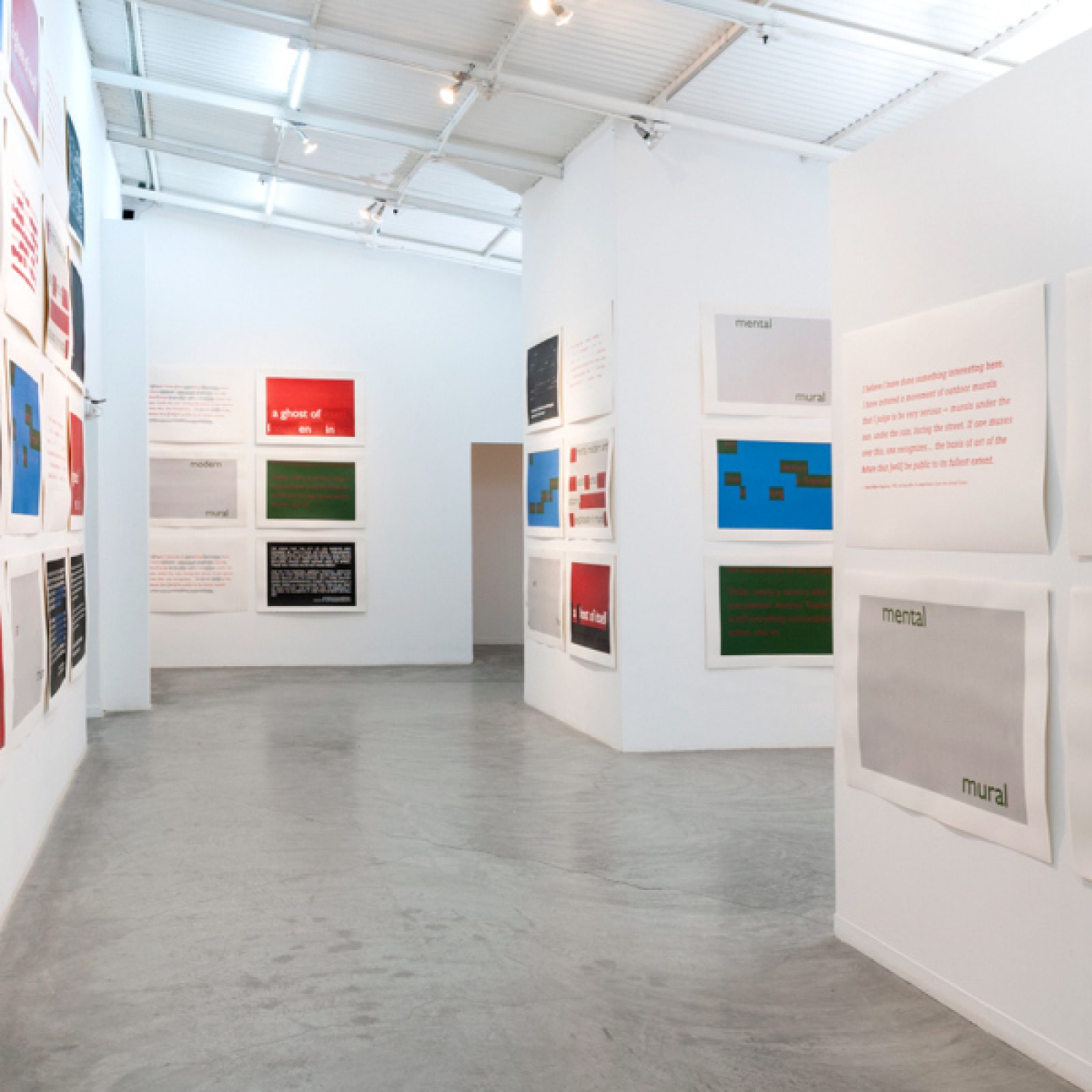 Vista de la exposición "Didactic Panels, America Tropical Interpretative Center, LA", de Ángela Bonadies, en GBG Arts, Caracas, 2018. Foto cortesía de la galería