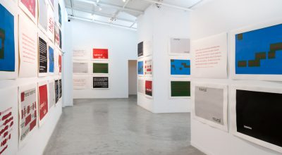 Vista de la exposición "Didactic Panels, America Tropical Interpretative Center, LA", de Ángela Bonadies, en GBG Arts, Caracas, 2018. Foto cortesía de la galería