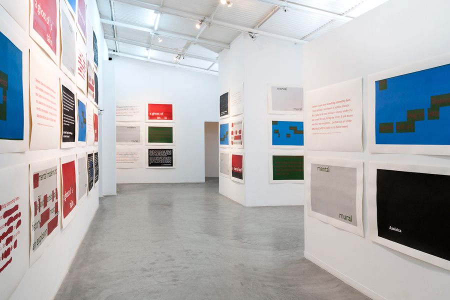 Vista de la exposición "Didactic Panels, America Tropical Interpretative Center, LA", de Ángela Bonadies, en GBG Arts, Caracas, 2018. Foto cortesía de la galería