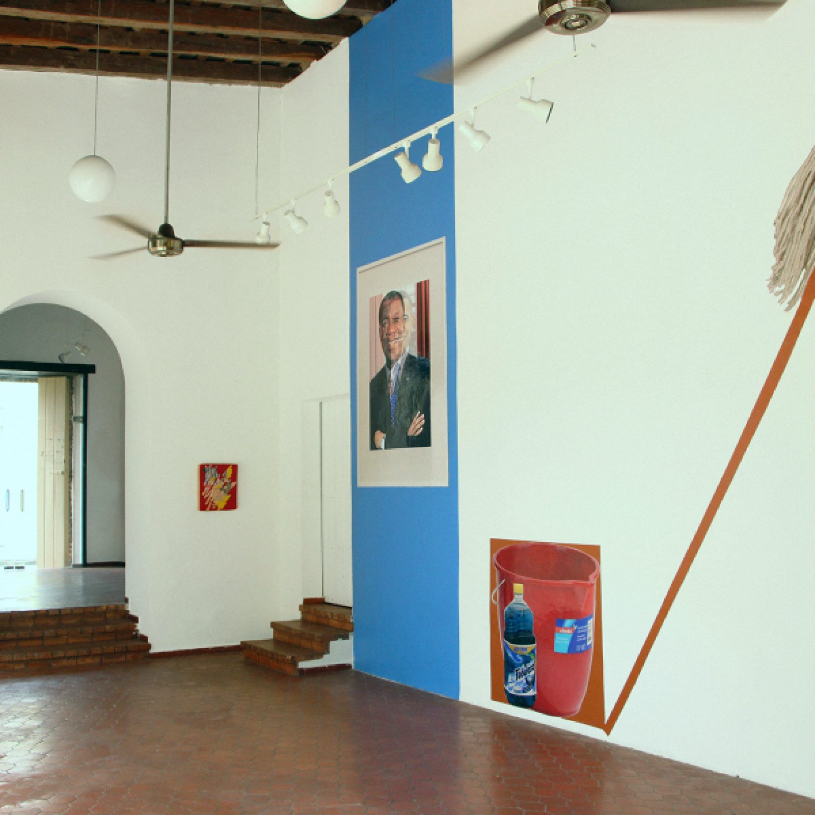 Vista de la exposición "Aquí y Allá", de Lucía Hierro, en Casa Quien, Santo Domingo, República Dominicana, 2018. Foto cortesía Casa Quien