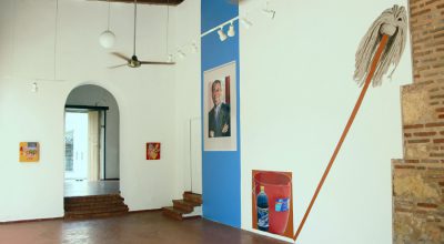 Vista de la exposición "Aquí y Allá", de Lucía Hierro, en Casa Quien, Santo Domingo, República Dominicana, 2018. Foto cortesía Casa Quien