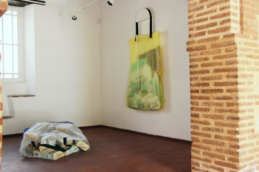 Vista de la exposición "Aquí y Allá", de Lucía Hierro, en Casa Quien, Santo Domingo, República Dominicana, 2018. Foto cortesía Casa Quien