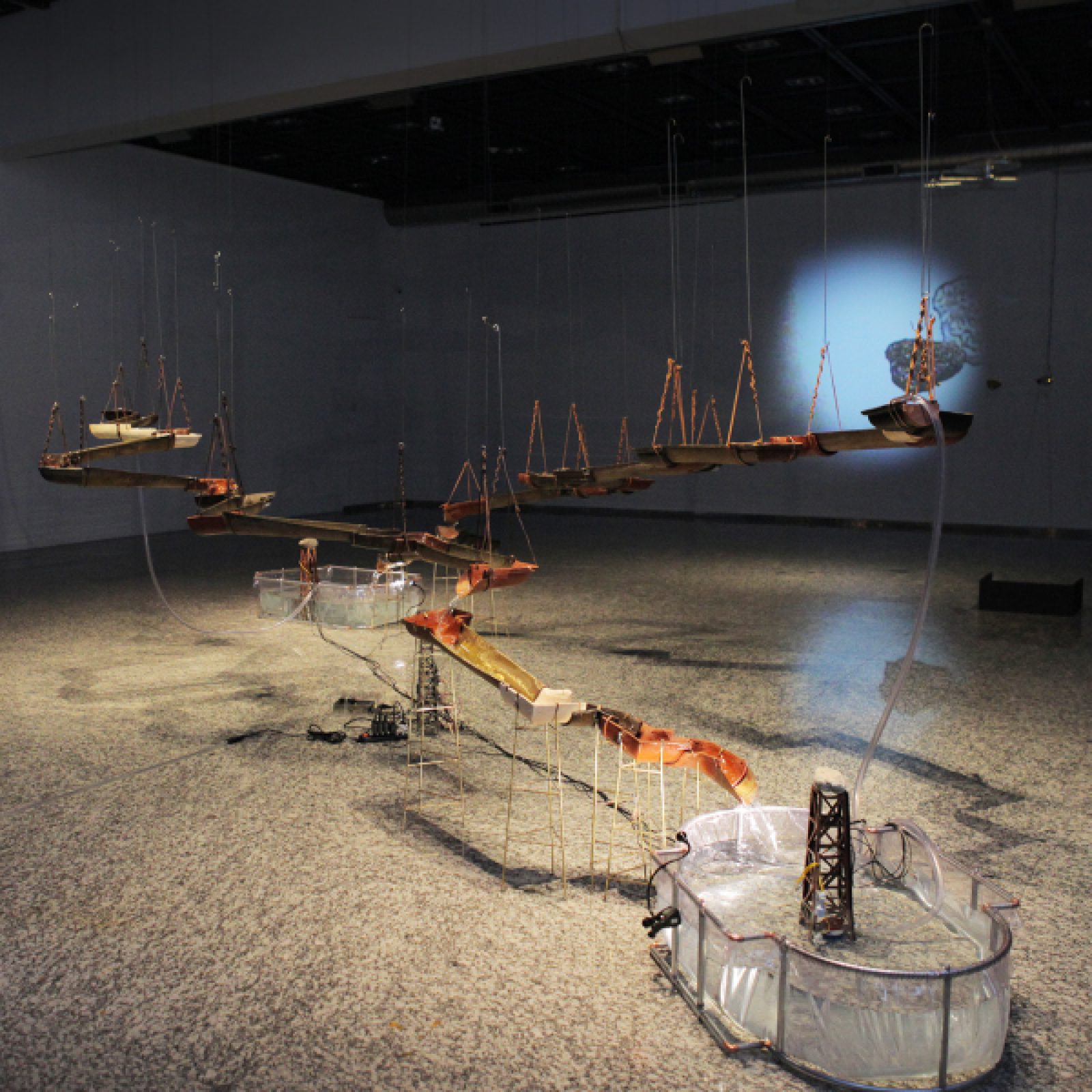 Vista de la exposición "Vaivén", de Claudia Müller, en Sala de Arte CCU, Santiago de Chile, 2018. Foto cortesía Sala de Arte CCU