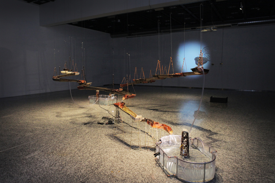 Vista de la exposición "Vaivén", de Claudia Müller, en Sala de Arte CCU, Santiago de Chile, 2018. Foto cortesía Sala de Arte CCU