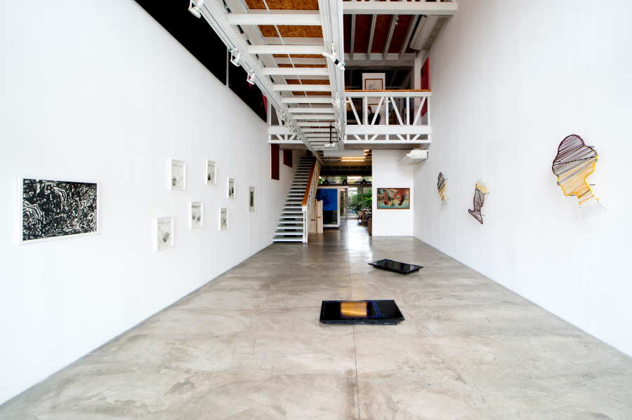 Vista de la exposición "Salón Santa Cruz", de Andrés Pereira Paz, en Kiosko Galería, Santa Cruz, Bolivia, 2018. Cortesía del artista