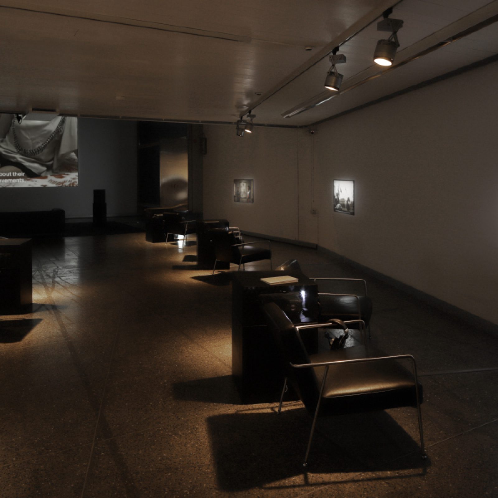 Vista de la exposición “Núria Güell: Patria y Patriarcado”, en el MUSAC, 2018. Cortesía del museo