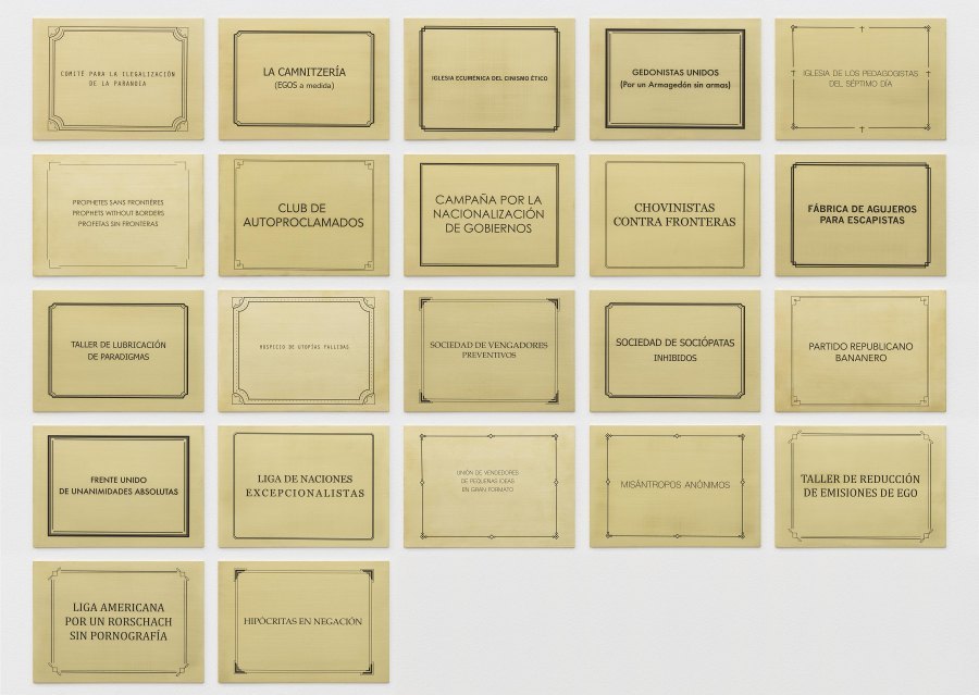 Luis Camnitzer, Utopías Fallidas, 2010-2018, placas de metal grabadas, dimensiones variables. Cortesía del artista; Alexander Gray Associates, NY; Parra & Romero, Madrid/Ibiza.