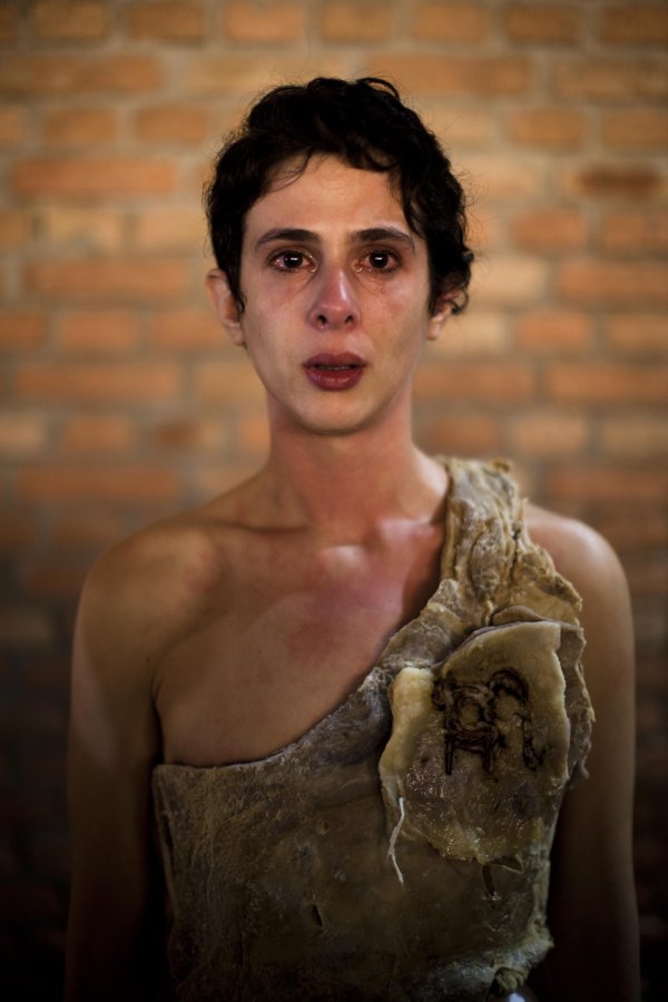Ayrson Heráclito, Transmutação da Carne (Transmutación de la carne), 2015, performance, São Paulo. Foto: Christian Cravo