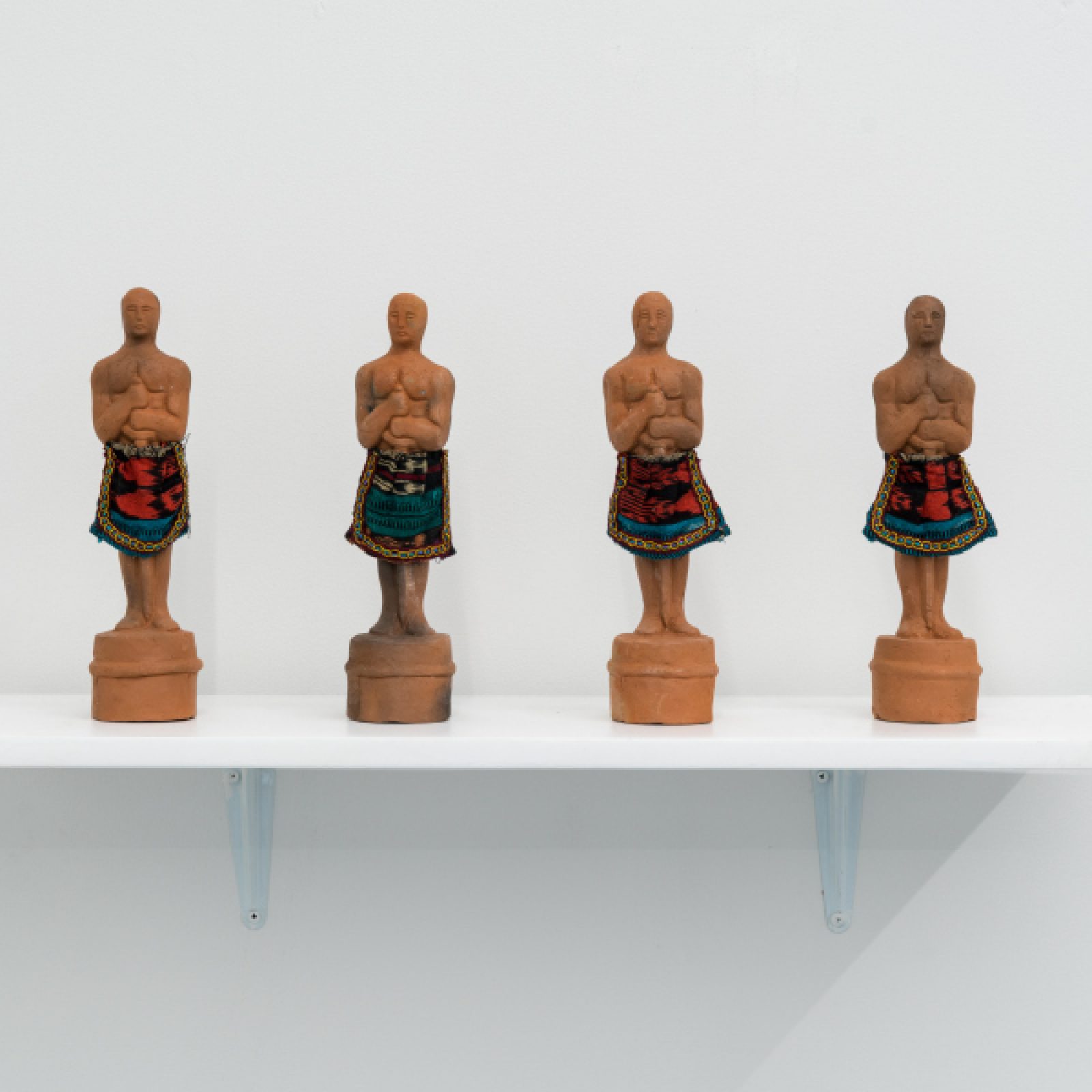 Benvenuto Chavajay, Óscars, 2018, cerámica y tela indígena de Guatemala, 30 cm aprox c/u. Cortesía del artista, Proxyco y Liberia