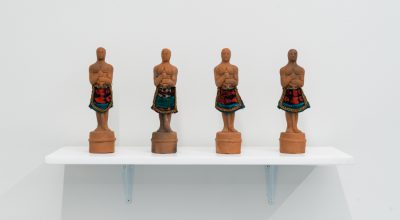 Benvenuto Chavajay, Óscars, 2018, cerámica y tela indígena de Guatemala, 30 cm aprox c/u. Cortesía del artista, Proxyco y Liberia