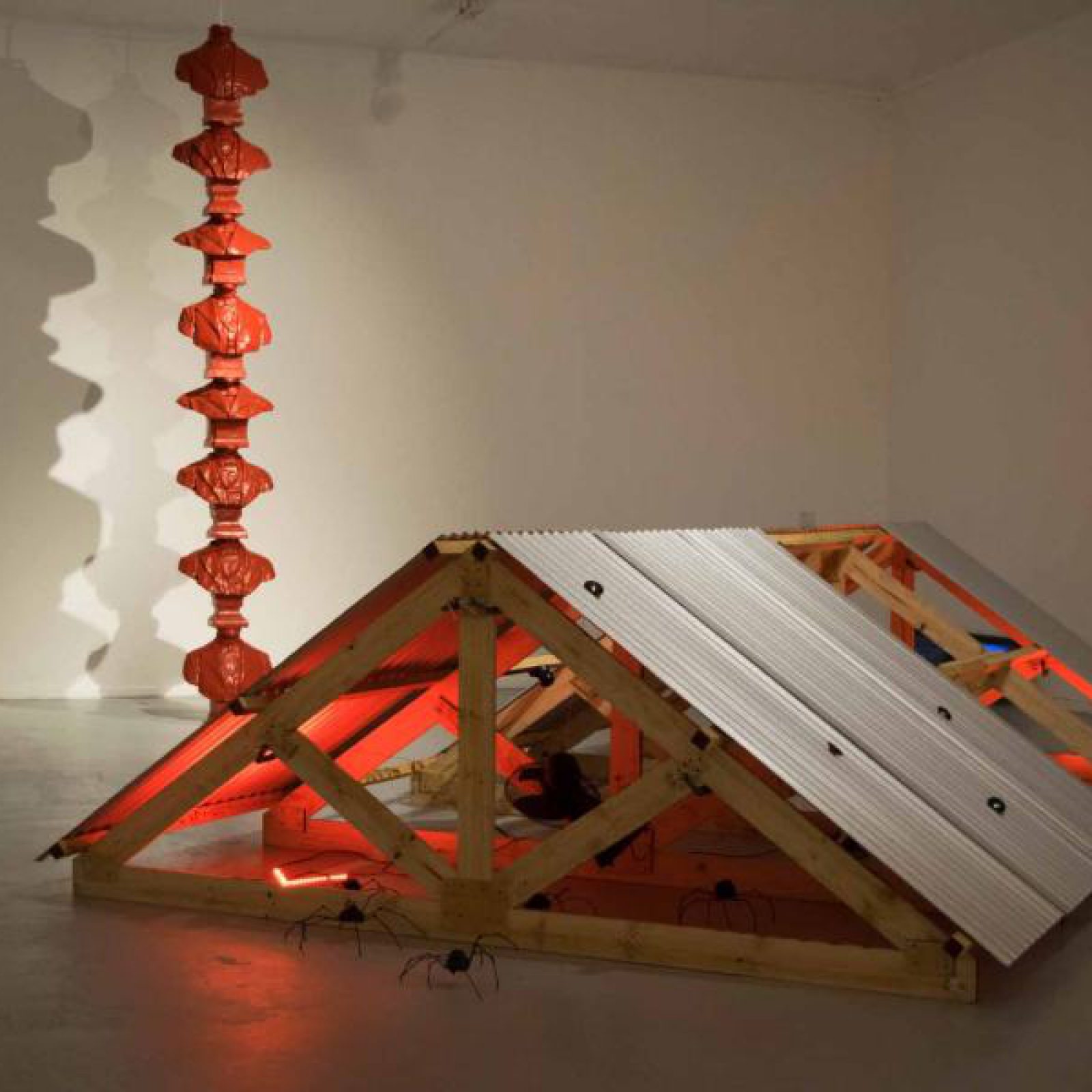 Vista de la exposición "Bienal NÓmade-Gross Capital", en el Museo de Arte Contemporáneo (MAC), Quinta Normal, Santiago de Chile, 2018. Foto: © Birgit Krumbach / MAC