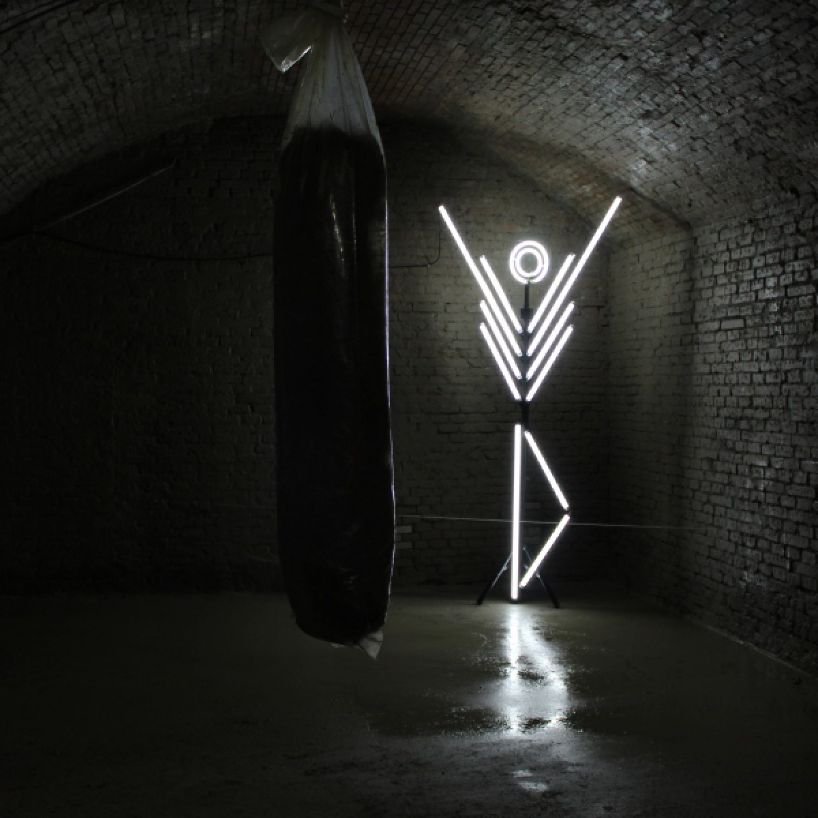 Vigilantes, de Iván Navarro, obra producida para la segunda "aparición" del Museo del Hongo, en el MAC Valdivia, 2018. Foto: Mariana Urrutia
