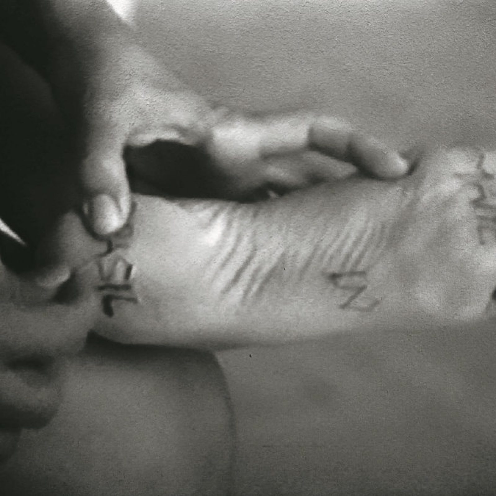 Letícia Parente, Marca registrada, 1975, video blanco y negro, sonido. 10:19 min. Colección privada. Cortesía de Galeria Jaqueline Martins. © la artista