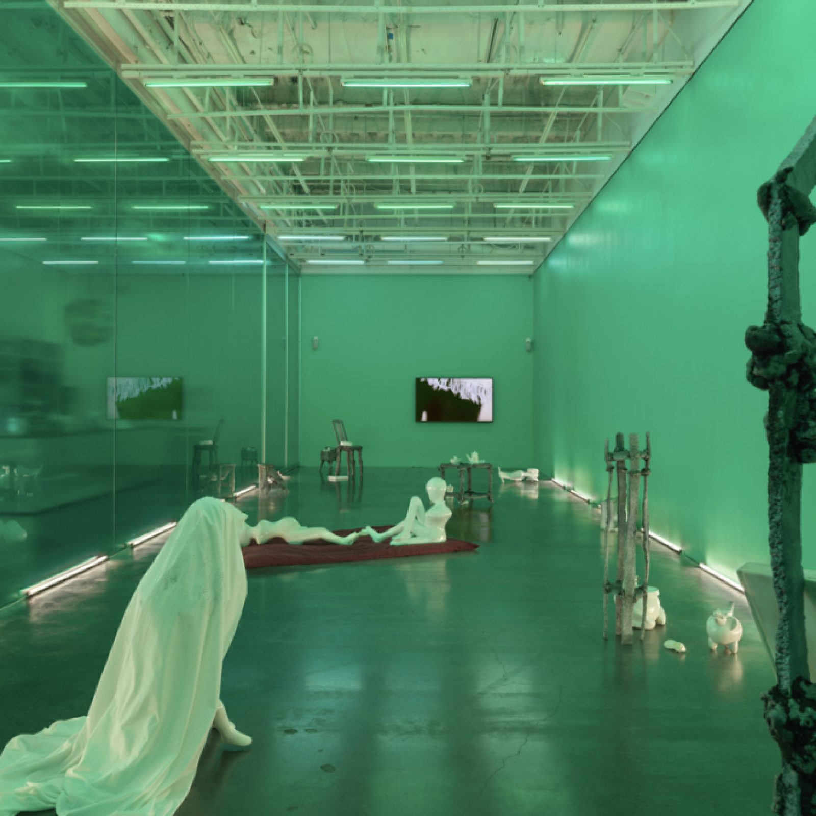 Vista de la exposición “Naufus Ramírez-Figueroa: The House at Kawinal”, en el New Museum, Nueva York, 2018. Foto: Maris Hutchinson / EPW Studio