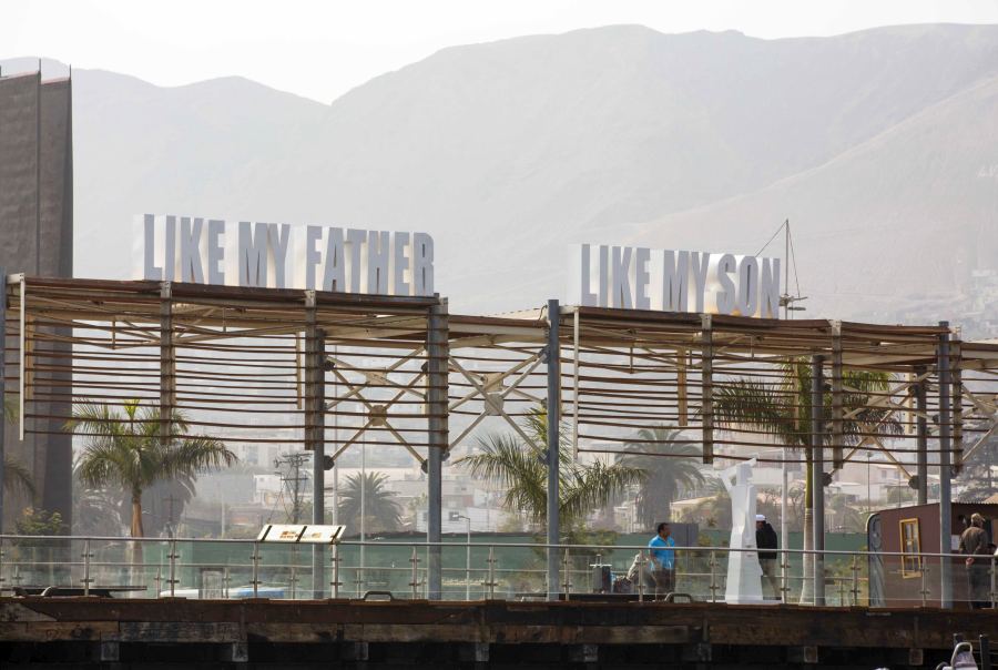 Tomasz Matuszak, Like my father – Like my son, 2018, vista de la instalación en el Muelle Histórico de Antofagasta, Chile. Cortesía del artista. Foto: Sebastián Rojas/SACO7