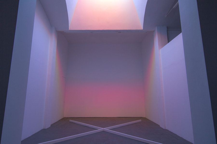 Gonzalo Reyes Araos, Pixel (2017). Esta intervención site-specific convierte la ventana de la sala principal en un "píxel" aumentado al filtrar la luz del cielo a través de los colores RGB, cambiando el carácter del espacio según las condiciones del clima y la posición del sol.