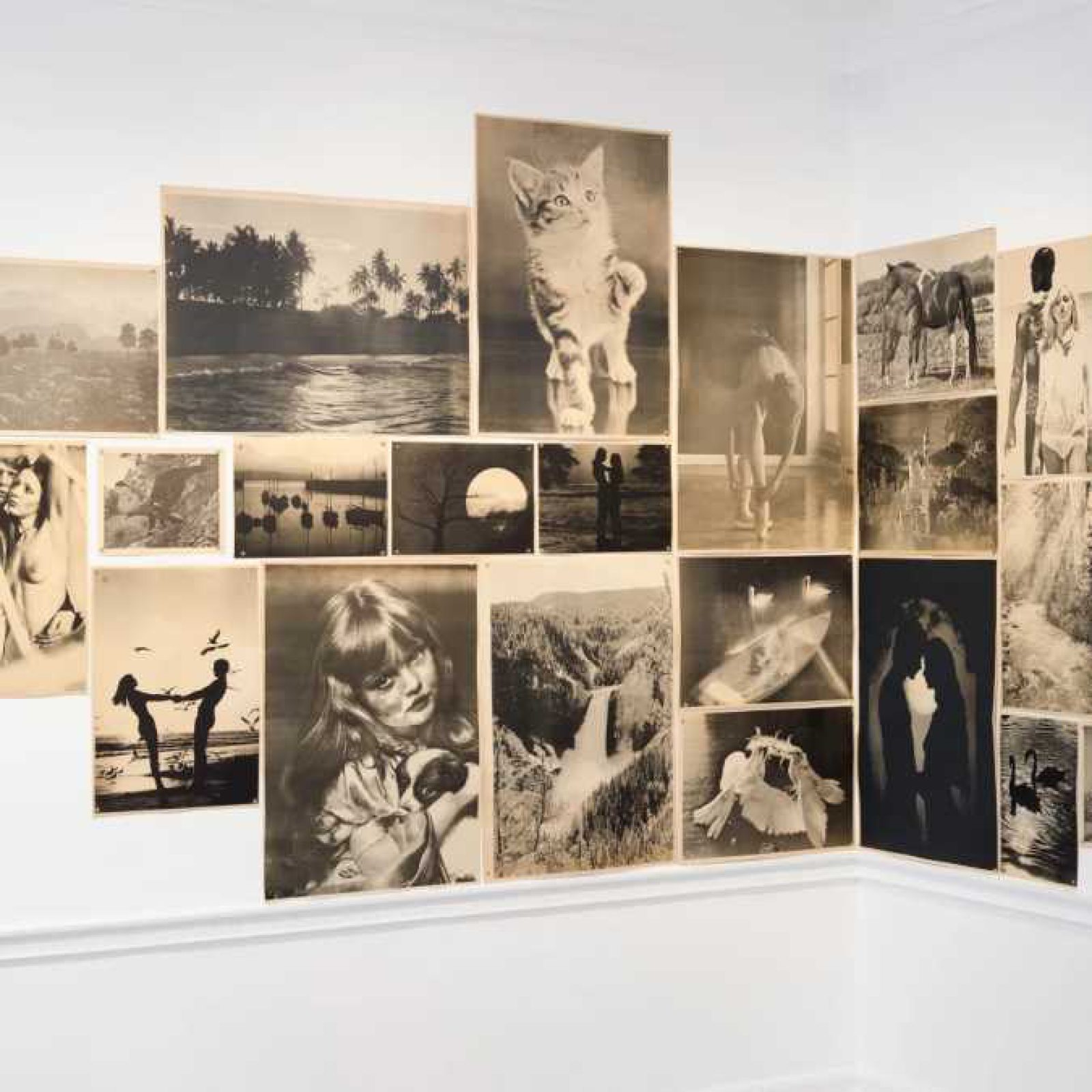 Hans-Peter Feldmann, Untitled (Sunday Pictures), 1976, 21 posters (litografía offset), dimensiones variables. Cortesía: Richard Saltoun Gallery, Londres