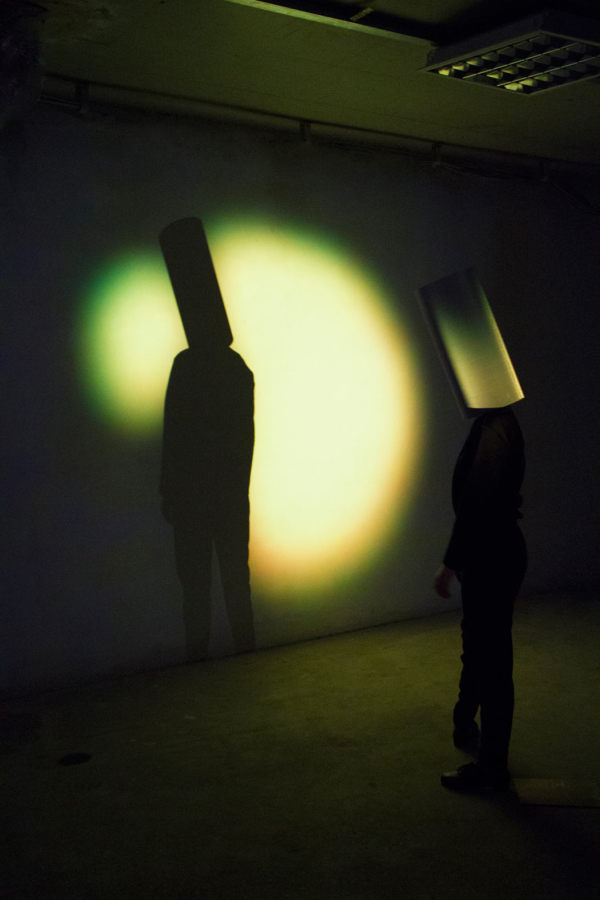 Gonzalo Reyes Araos, Lightheart, 2014, instalación interactiva, proyector y cámara de video. Colaboración con el performer y coreógrafo Manon Parent. Plateau Gallery, Berlín