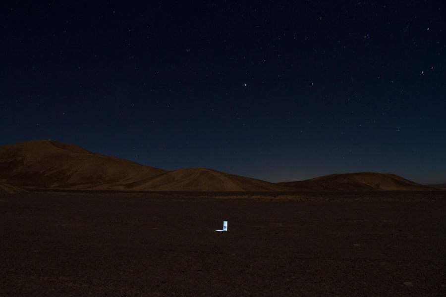 Gonzalo Reyes Araos. Wormhole (2017) es una acción realizada en el desierto de Atacama, Chile. Se colocó una computadora portátil en el medio del desierto, conectada a Internet, que muestra una cámara web colocada en Hong Kong, la parte diametral opuesta del mundo.