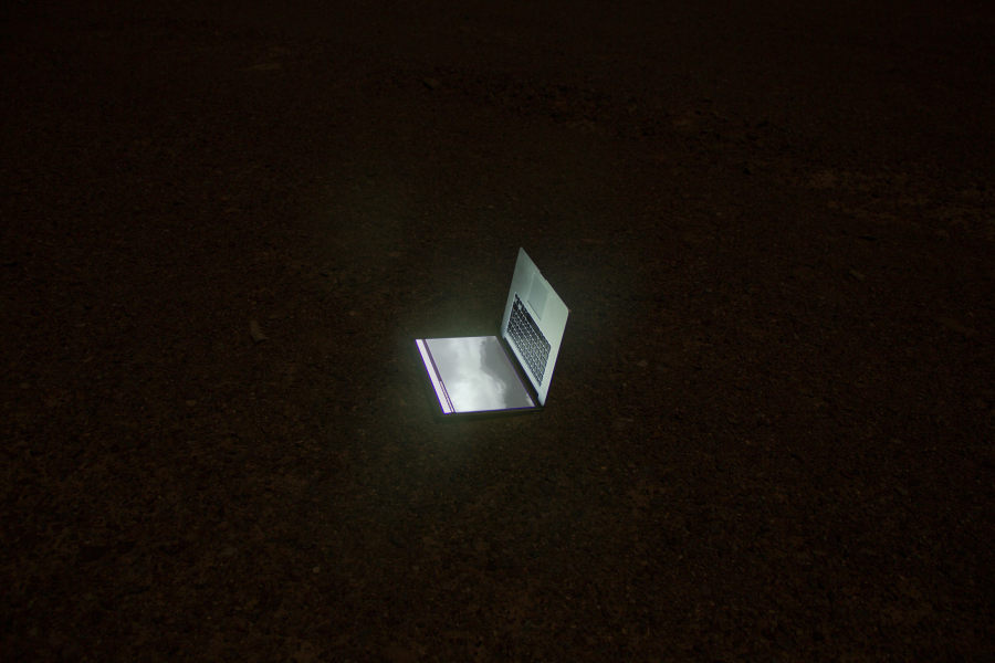 Gonzalo Reyes Araos. Wormhole (2017) es una acción realizada en el desierto de Atacama, Chile. Se colocó una computadora portátil en el medio del desierto, conectada a Internet, que muestra una cámara web colocada en Hong Kong, la parte diametral opuesta del mundo.