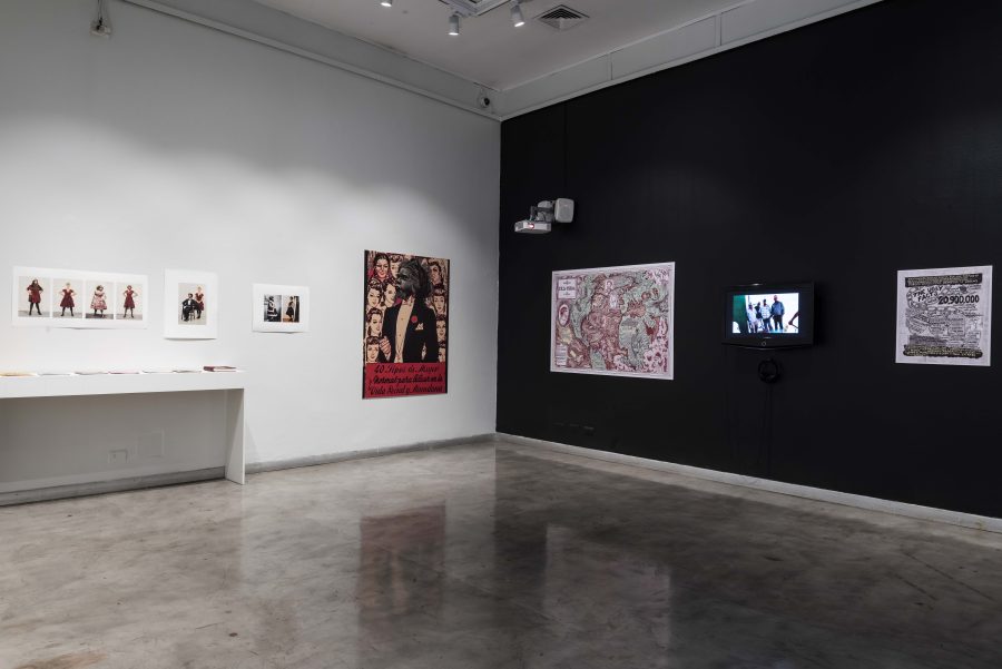 Vista de la exposición "Julia Pastrana, su vuelta y sus raíces (2003-2018)", de Laura Anderson Barbata, en el CCE Santiago, 2018. Foto: Luis Piñango
