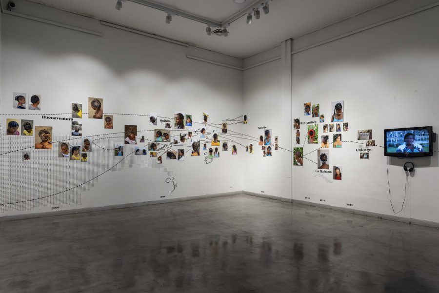 Vista de la exposición ¡Quieto Pelo! (2008-2018), de Astrid Liliana Angulo Cortés, en el CCE Santiago, 2018. Foto: Luis Piñango