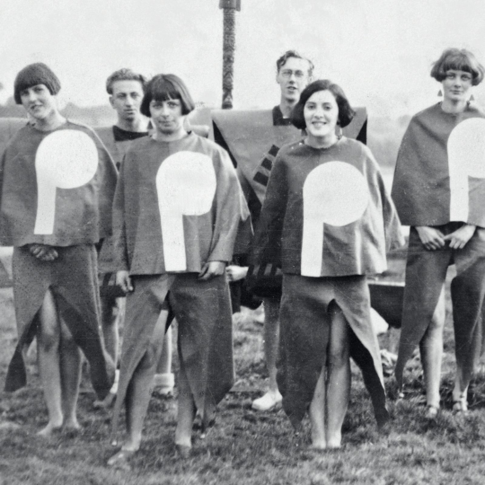 Gleemen y Gleemaidens, Gleemote, 1929, por Angus McBean, mostrando a los miembros de Kibbo Kift en trajes caseros. Fotografía: Angus McBean / Stanley Dixon Collection / Donlon Books