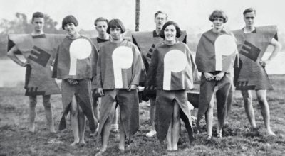 Gleemen y Gleemaidens, Gleemote, 1929, por Angus McBean, mostrando a los miembros de Kibbo Kift en trajes caseros. Fotografía: Angus McBean / Stanley Dixon Collection / Donlon Books