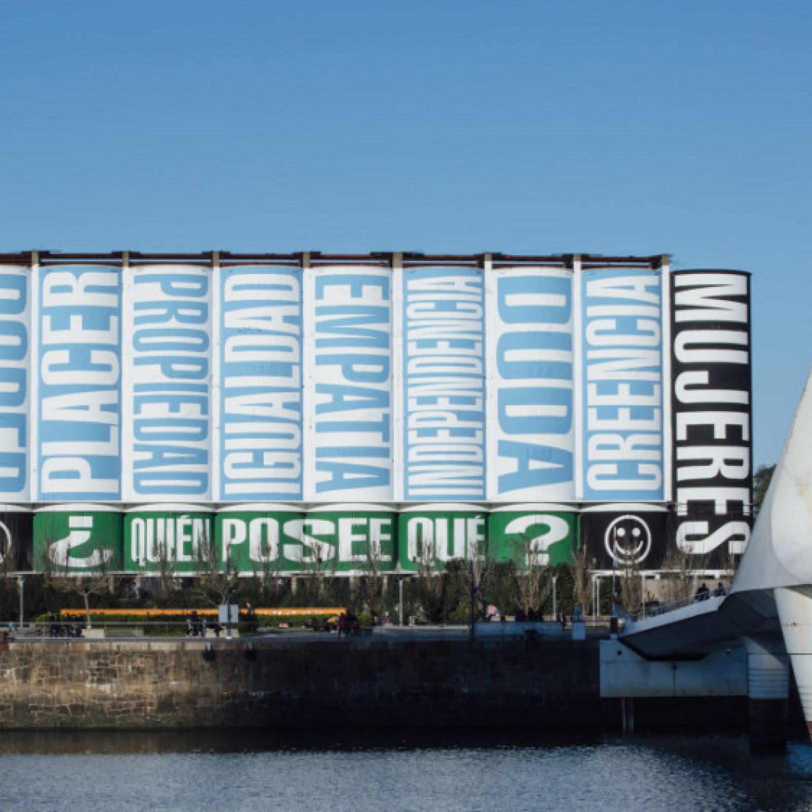 Barbara Kruger, Untitled (No puedes vivir sin nosotras, 2018, mural pintado en los Silos de la Antigua Junta Nacional de Granos, Buenos Aires. Dimensiones aproximadas: 30 m x 68 m. Foto: Gastón Perello. Cortesía de la artista.