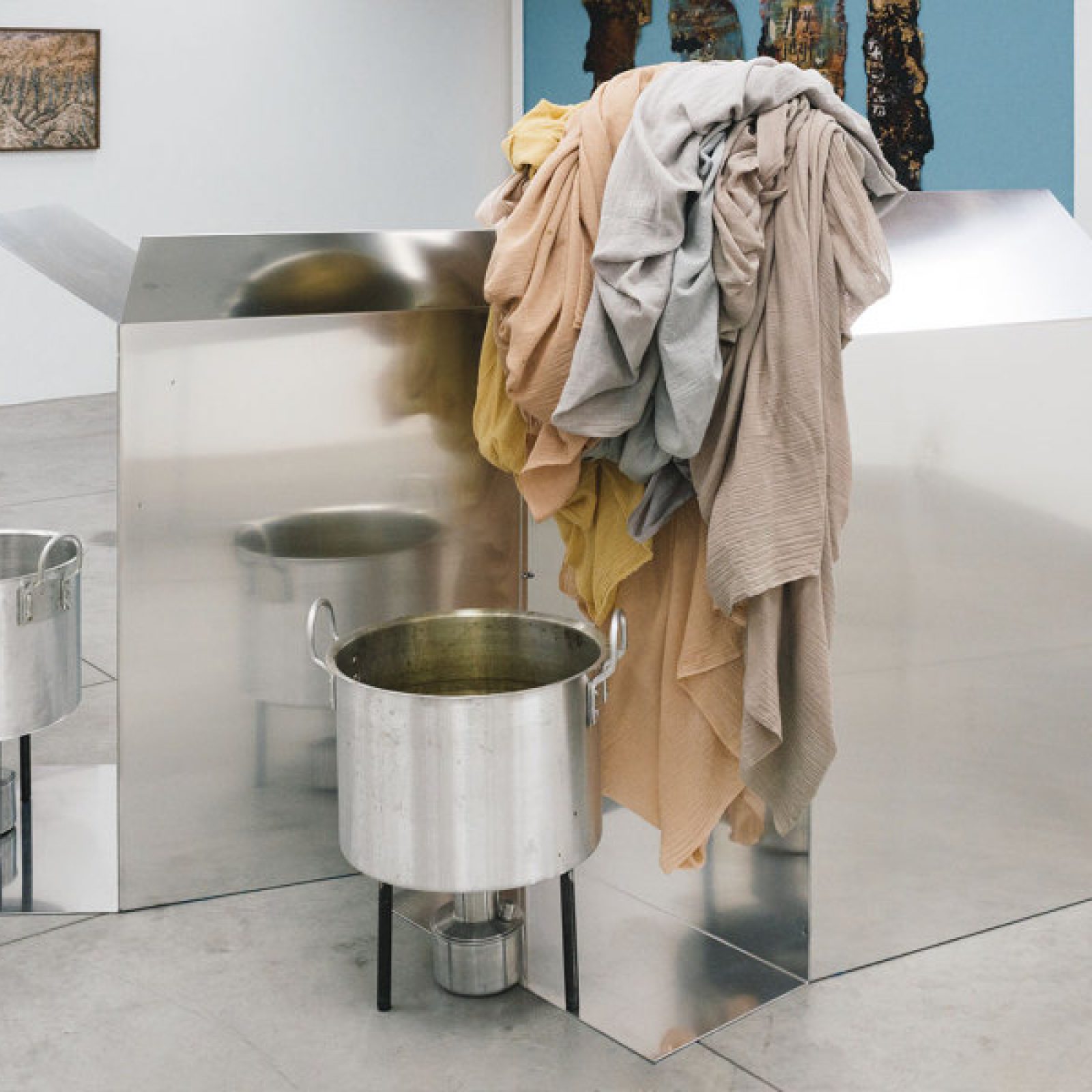 Vista de la exposición "Deterioro y Poder", de Carmen Argote y Mandy El-Sayegh, en Instituto de Visión, Bogotá, 2018. Cortesía de la galería