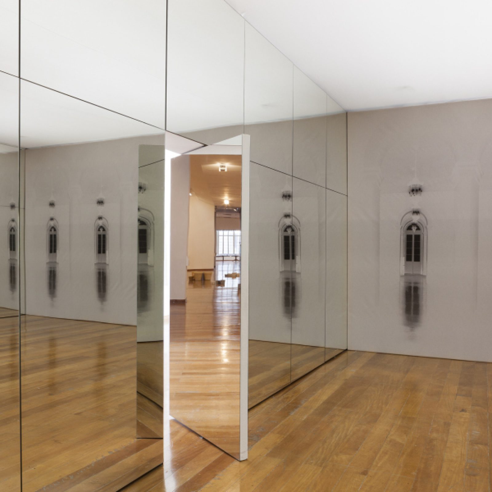 Vista de la exposición "Entrementes", de Valeska Soares, en Pina Estação, de la Pinacoteca de São Paulo, 2018. Cortesía: Pinacoteca