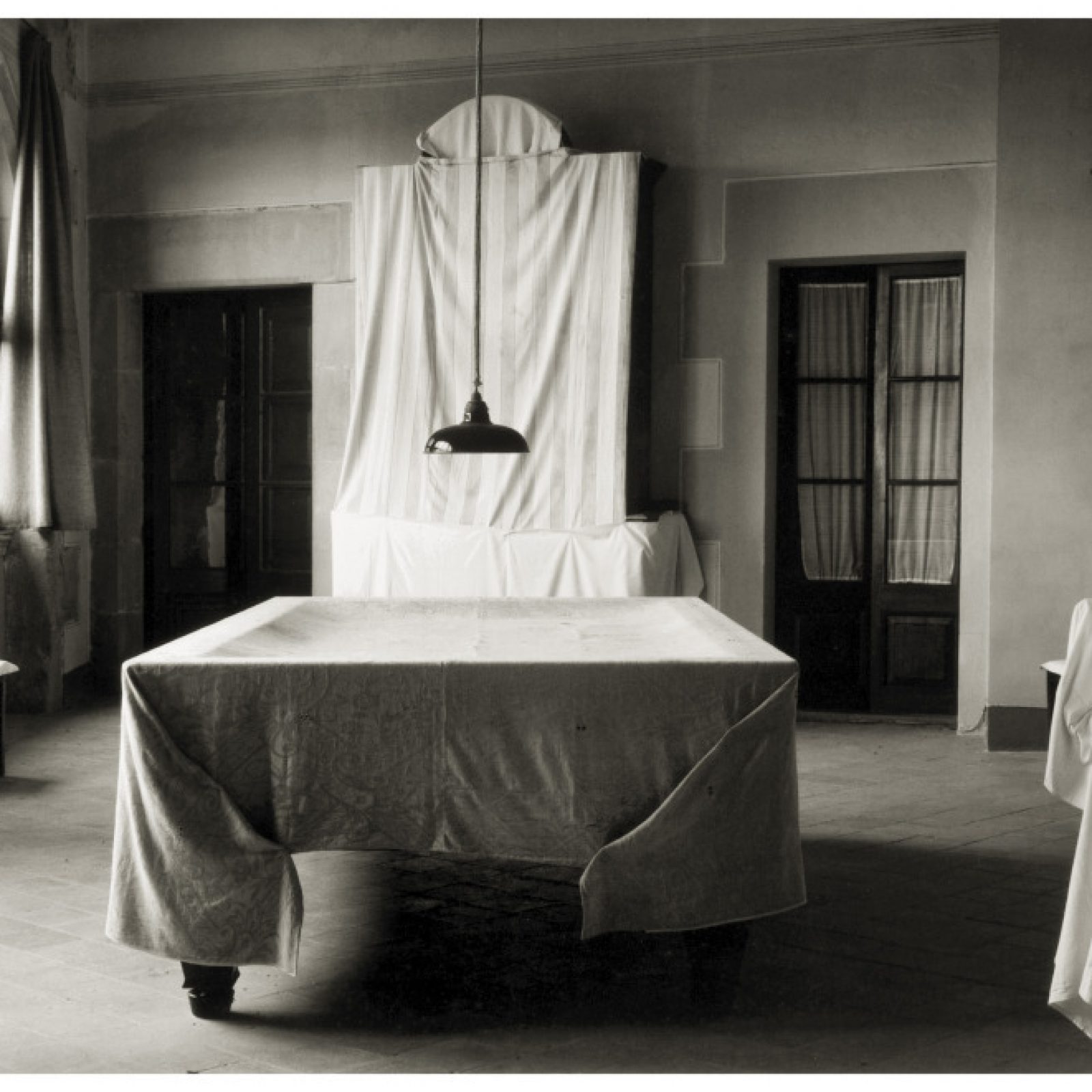 Humberto Rivas, Vic, 1984, fotografía a las sales de plata, 36,1 × 49,9 cm. Museo Nacional d’Art de Catalunya, Barcelona. Donación del artista, 2006 © Asociación Archivo Humberto Rivas